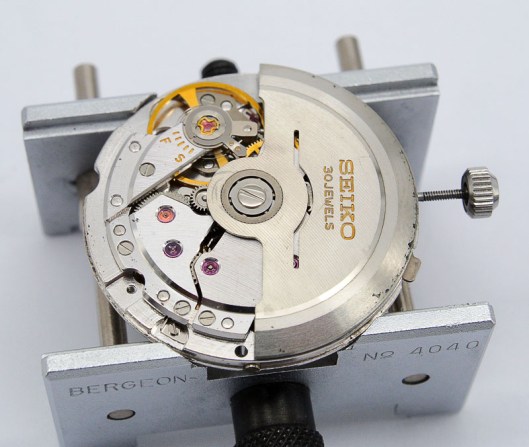 Seiko 8305 winder side